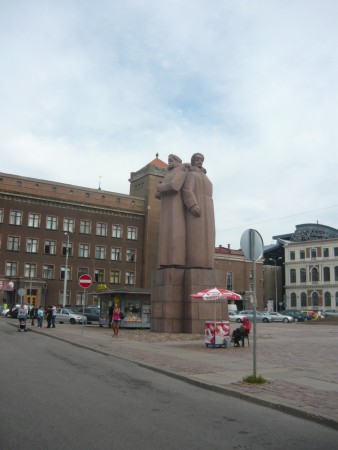 Lett lövészek tere - Lett lövészek emlékműve